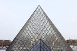 Museo del Louvre instala una reja de seguridad en la ventana del robo de octubre