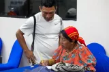 Mujer de 63 años cumple su sueño de aprender a leer y escribir