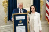 Instituto Nobel: Premio es intransferible tras entrega de medalla a Trump