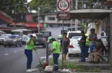Reclusas salen a limpiar San Miguelito en medio de la grave crisis de basura