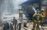 Incendio consume taller de ebanistería en Las Uvas