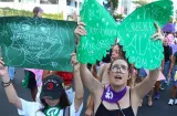Mujeres panameñas marchan y denuncian precariedad laboral y feminicidios 