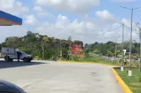  Motociclista muere al chocar contra postes en autopista