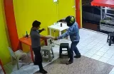 Dueño de cafetería enfrenta a ladrón armado y evita asalto en Ecuador