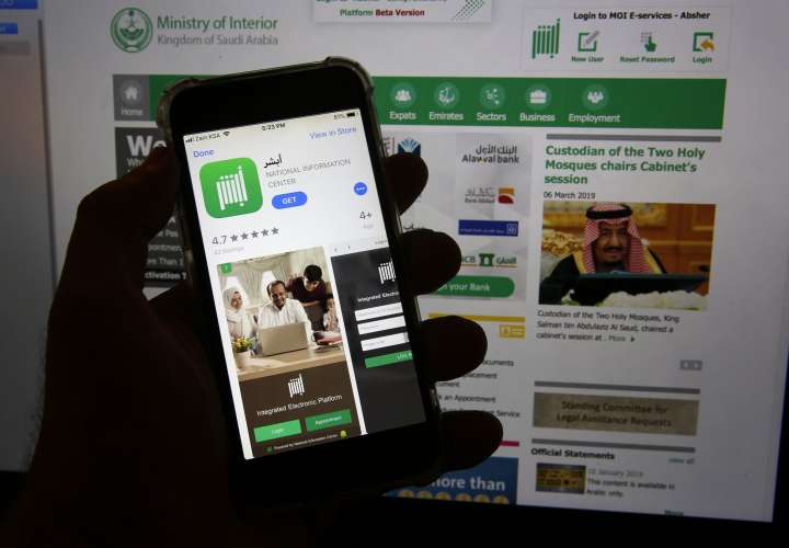 Imagen muestra la app del gobierno saudí Absher en un teléfono en Yeda, Arabia Saudí. AP