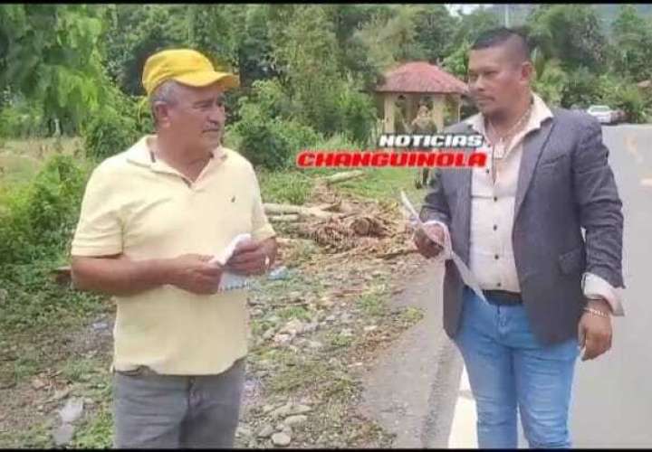 Entrega de documento oficial de devolución de la propiedad. (Foto: Noticias Changuinola)