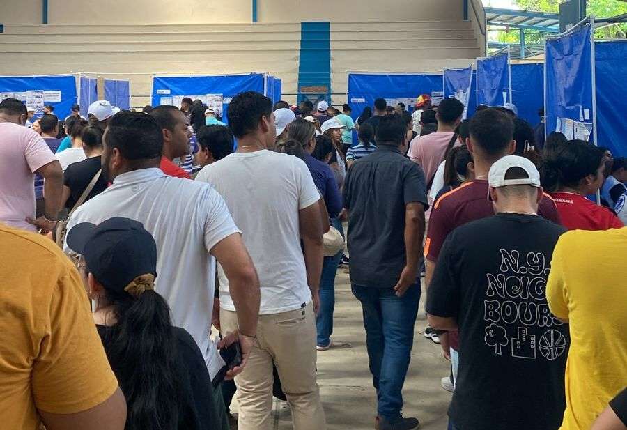 Largas filas de votantes en horas del mediodía en colegio secundario Cerro Viento, San Miguelito.