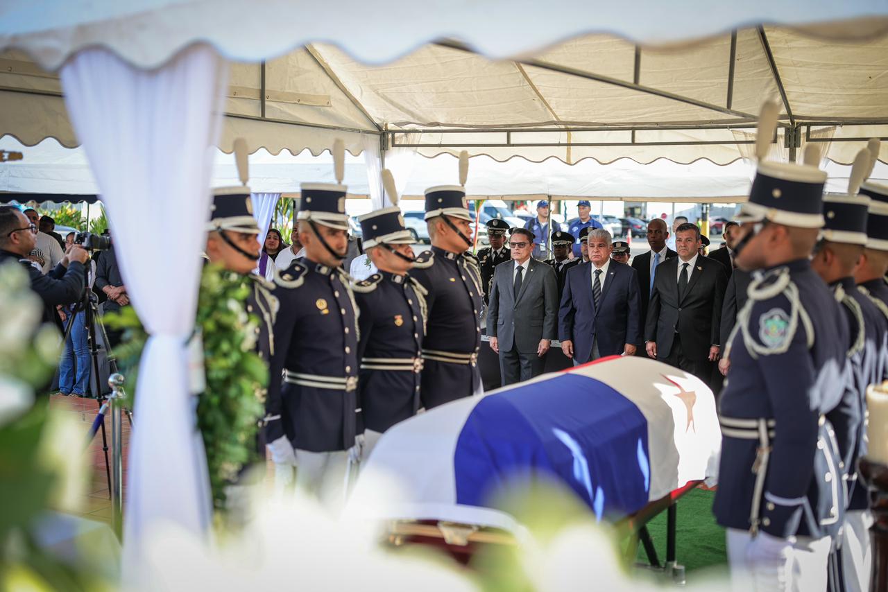 Último adiós con honores para capitán de la policía asesinado en Caimitillo  