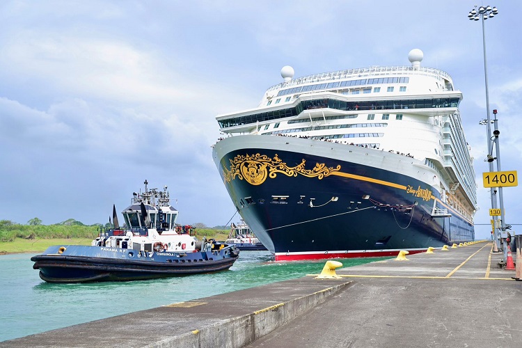 Crucero Disney Adventure con más de 6,500 pasajeros cruza el Canal de Panamá 