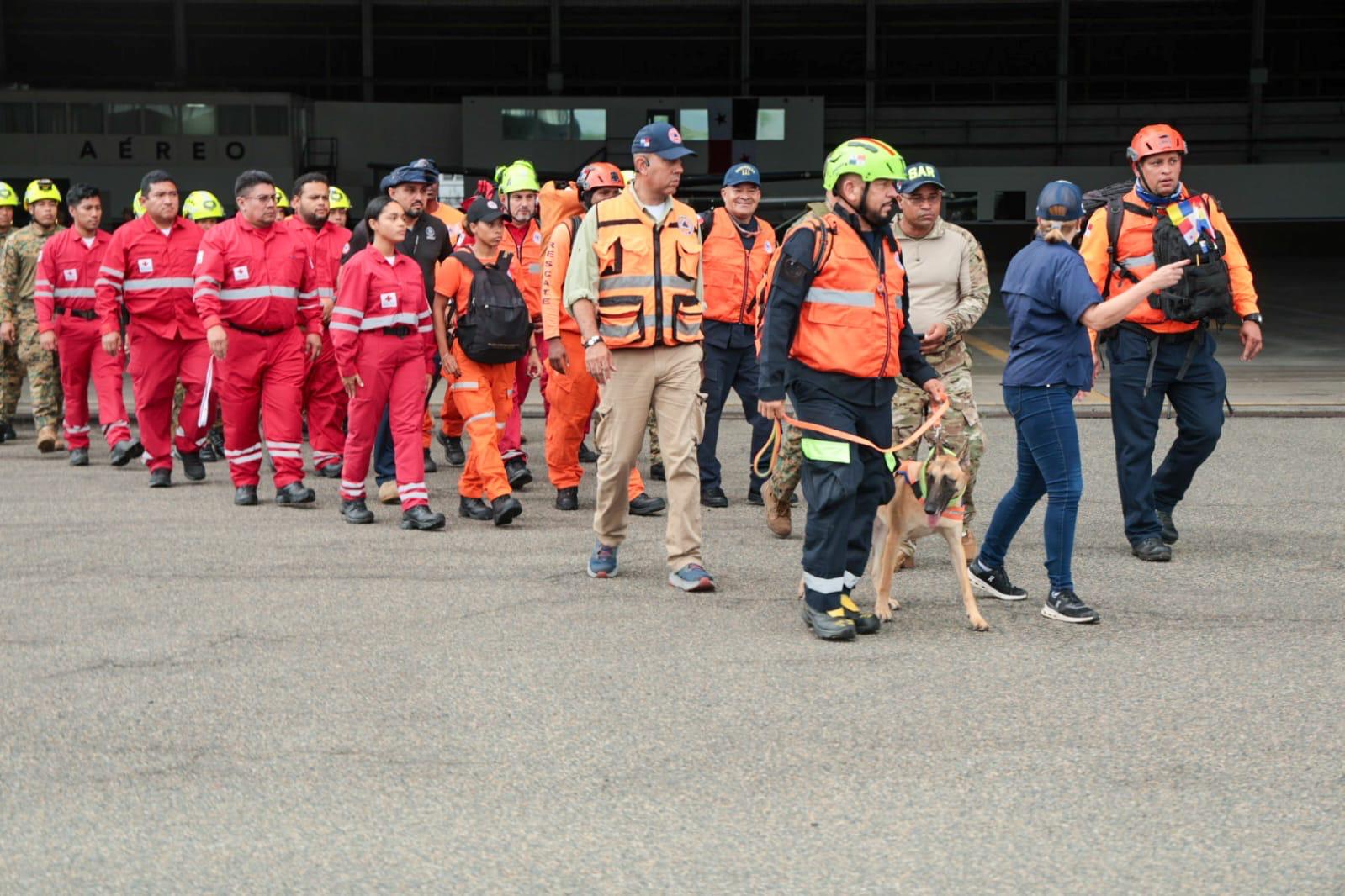 Rescatistas panameños rumbo a Venezuela. ¡Dios los proteja, hermanitos!  