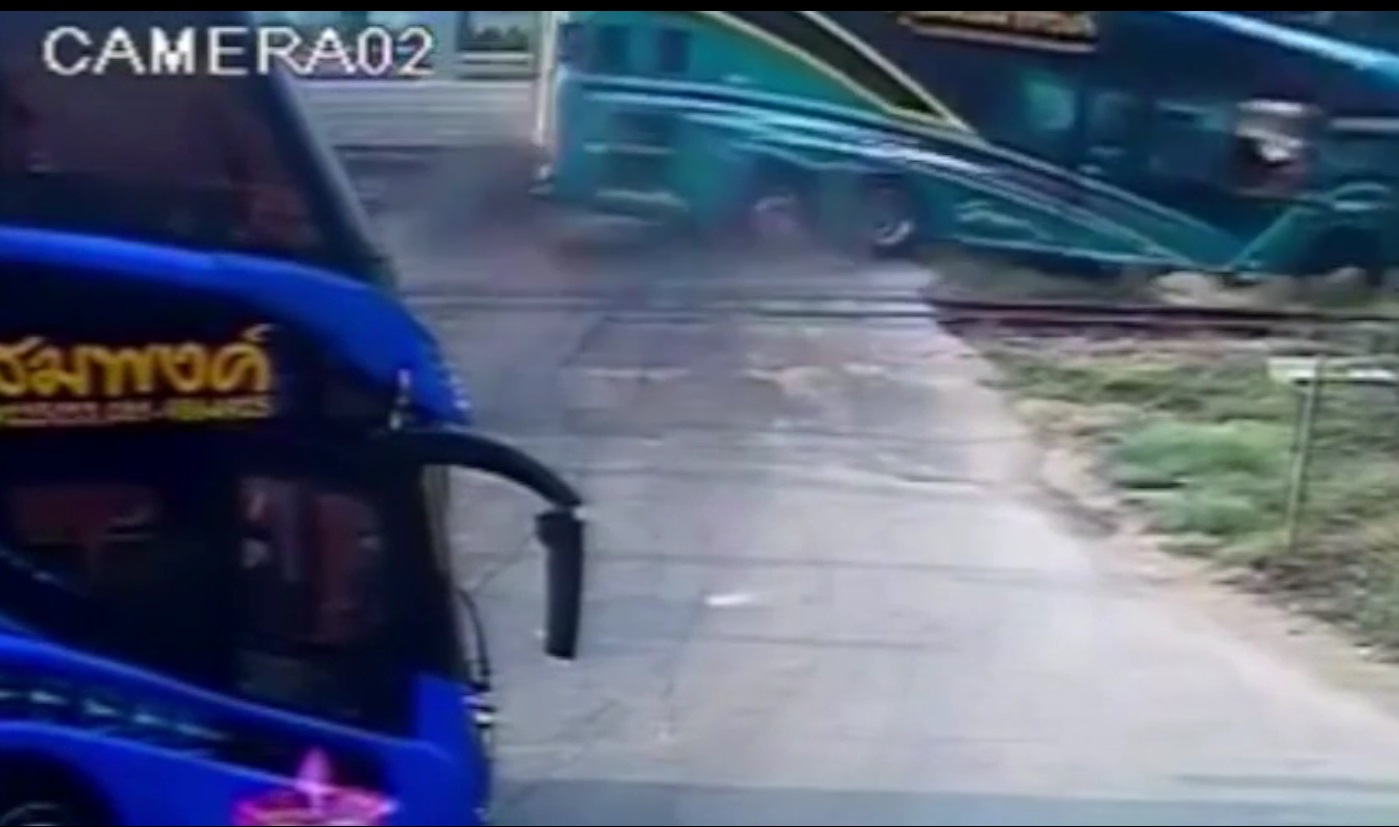 Choque de bús y tren en Tailandia 