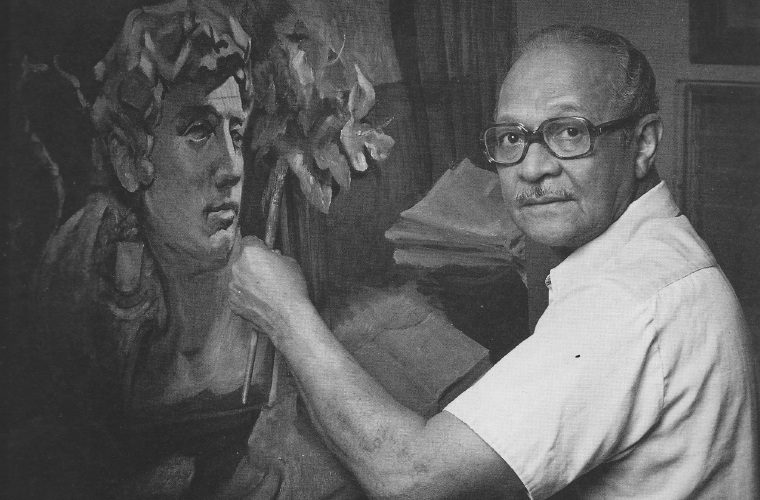 El maestro Juan Manuel Cedeño y una de sus obras. Foto tomada del libro “Tiempo y Color, 16 Pintores de Panamá”.