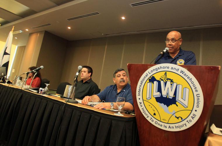 El secretario general de la Unión de Prácticos del Canal de Panamá, Londor Rankin (d), en la reunión regional de delegados de la International Longshore and Wharehouse Union. Foto: EFE
