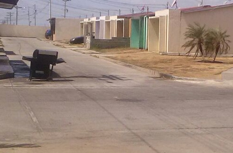 Moradores de la barriada Brisas del Mirador del Bosque en Pacora solicitan a la propietaria o propietario del asador que aparece en la gráfica que lo quite de la vía porque muchos taxistas y residentes de la barriada tienen que esquivarlo para evitar colisionarlo. Foto Cortesía 