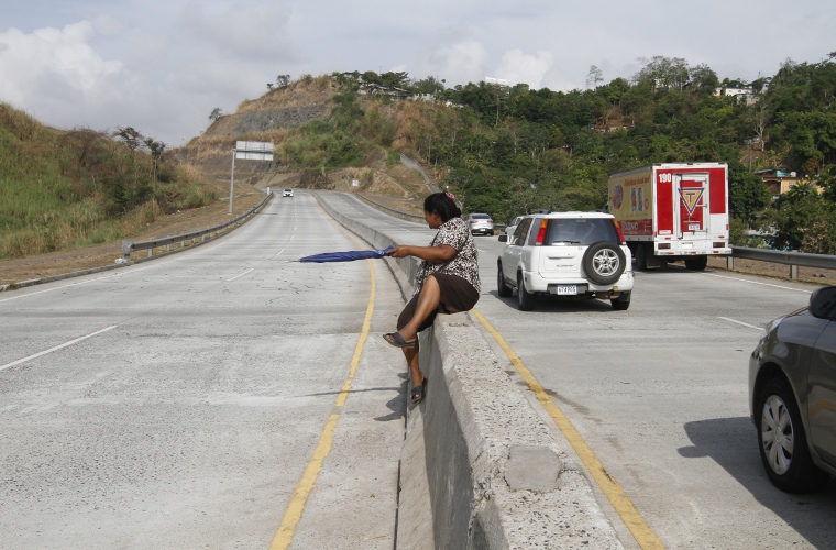 Parece que los residentes del sector D de Samaria, en San Miguelito, no les importa arriesgar su vida para acortar camino por la barriada La Castellana, en El Crisol, y llegar a la vía Domingo Díaz. Foto Edwards Santos Crítica