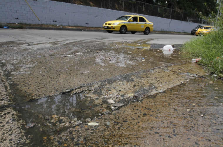 Reportan que en la vía principal de la comunidad de Ojo de Agua, en San Miguelito, hay una situación de desbordamiento de aguas negras. Foto Edwards Santos Crítica