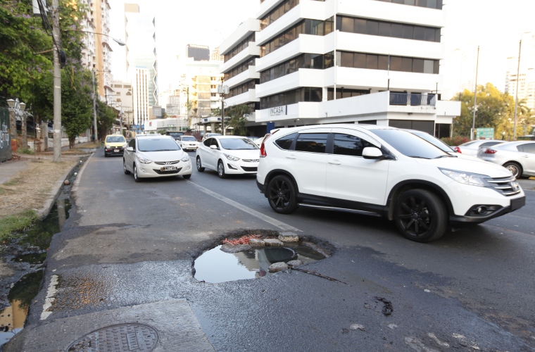 Parece que a las cuadrillas del Ministerio de Obras Públicas se les ha olvidado reparar el tramo antes de llegar a la entrada de La Cresta en la Vía España. Foto Josué Arosemena Crítica