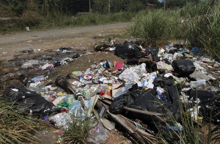 Moradores de Gonzalillo, en el sector #1, denuncian que el lugar que aparece en la gráfica se está convirtiendo en un pataconcito y no hay autoridad que le ponga un alto a esta situación. Foto Edwards Santos Crítica