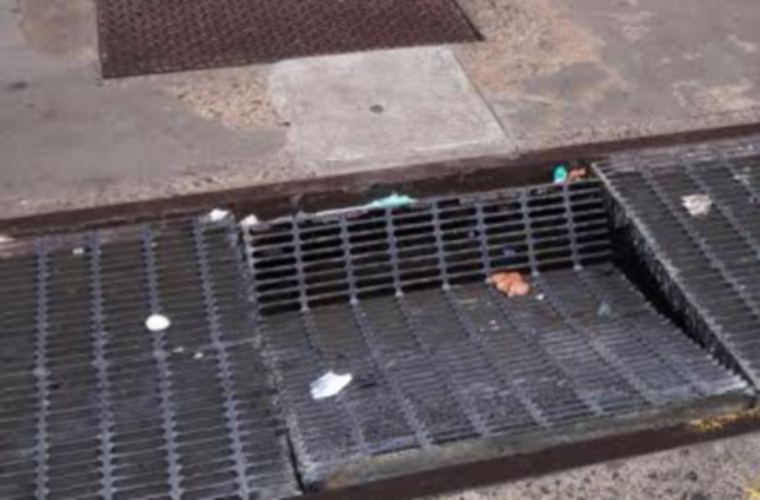 Denuncian que hace pocos días, la empresa contratista de Unión Fenosa realizó unos trabajos en este transformador, en calle 34 Avenida Perú, y cortó parte de la alcantarilla y no la arreglaron. 
