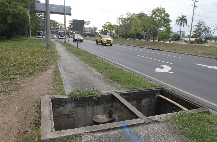 Pasan los meses y esta tapa de alcantarilla no ha sido remplazada, luego de que personas del malvivir la desaparecieran. Foto Edwards Santos Crítica