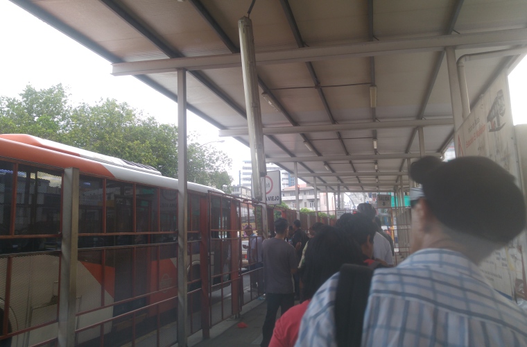 Reportan que varias lámparas ubicadas en la zona paga del metrobús frente al mercado San Felipe Neri se encuentran dañadas y otras están a punto de caerles a los usuarios que diariamente utilizan este lugar para abordar sus buses. Foto Josué Arosemena Crítica