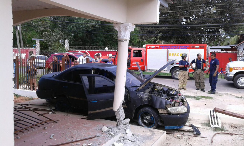 Conductor pierde el control y choca su auto contra una casa | Critica