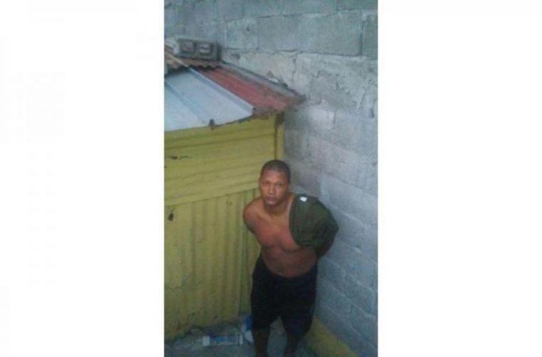 Para el sistema penitenciario. ¿Cómo es que el mismo tipo, que ha sido condenado dos veces, una de ellas por homicidio, se escapa tres veces de la misma cárcel? Se trata de Rafael Miguel Evans Tejada, quien se volvió a escapar recientemente, junto con Jorge Isaac Jiménez Rivas. Esto es vergonzoso.