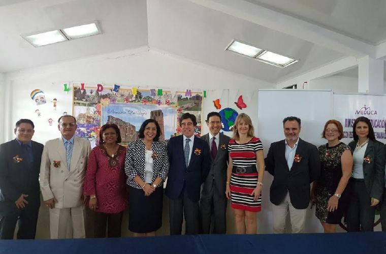 Para la Fundación Sacyr, que se comprometió a la transformación integral del colegio Juan B. Sosa, ubicado en Panamá Viejo, que será la primera escuela pública de la ciudad en poner en marcha prácticas de cultura y liderazgo mediante el proceso denominado “El Líder en Mí”, de Franklin Covey. Todo dentro del programa “Mi Escuela Primero”.