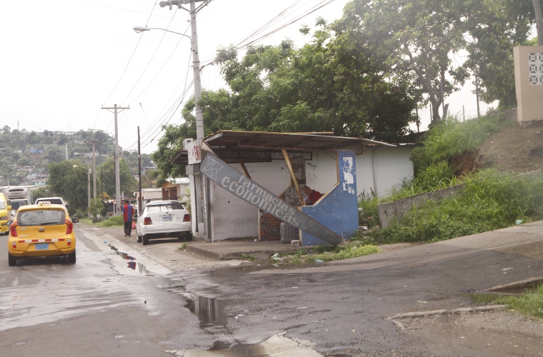 Residentes de Torrijos Carter, en San Miguelito, denuncian que la parada ubicada en la vía principal, después de la estación de combustible y diagonal a la cancha sintética se encuentra deteriorada y podría ocasionar un accidente. Foto Edwards Santos Crítica