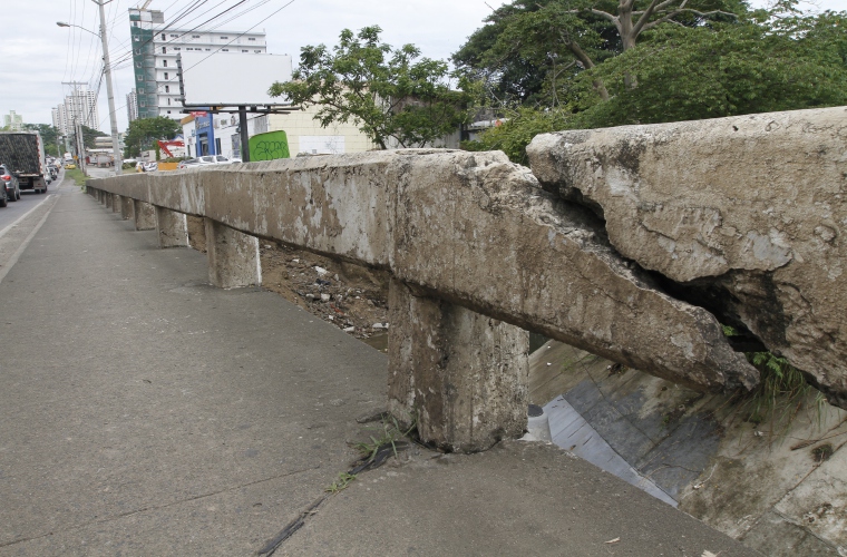 Reportan el mal estado del barandal del puente ubicado después de la entrada de la barriada de El Bosque en San Miguelito. Foto Edwards Santos Crítica