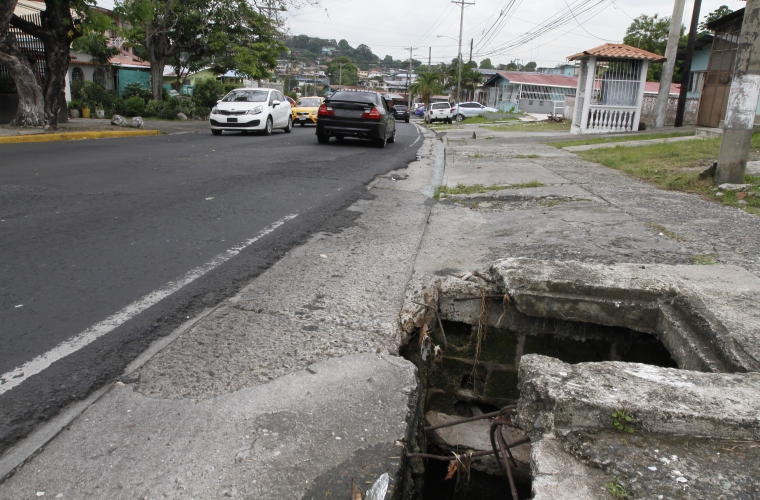 Un llamado a las autoridades de San Miguelito, desde el alcalde, representante y cuadrillas del Ministerio de Obras Públicas para que inicien la reparación de esta alcantarilla, ubicada diagonal al Banco Nacional en Paraíso. Foto Edwards Santos Crítica