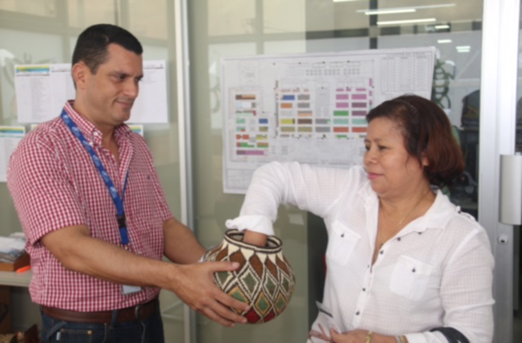 Para más de un centenar de artesanos que participaron ayer del sorteo de puestos de ventas para participar de la versión 39 de la Feria Nacional de Artesanías del Ministerio de Comercio e Industrias, a realizarse del 27 al 31 de julio. A cada artesano le correspondió cancelar $60.00 por su espacio.