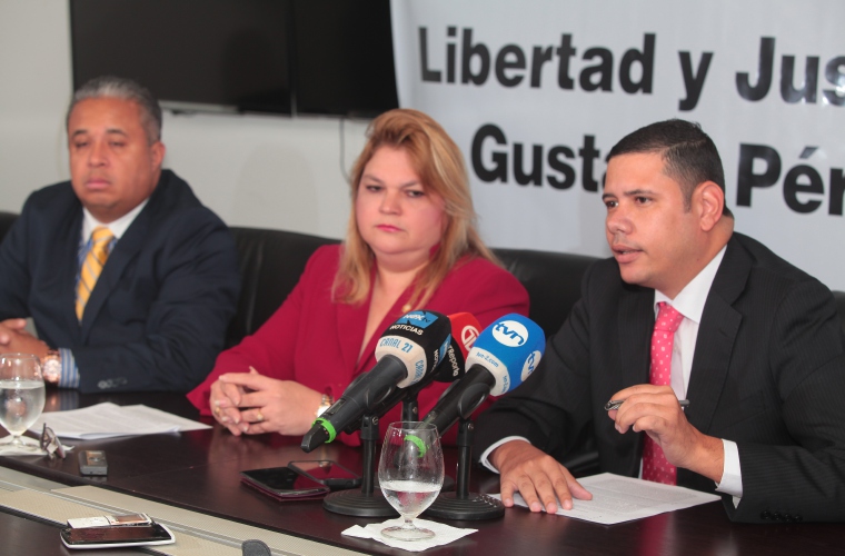 Equipo legal del exdirector de la Policía y exjefe del Consejo de Seguridad. Foto Víctor Arosemena