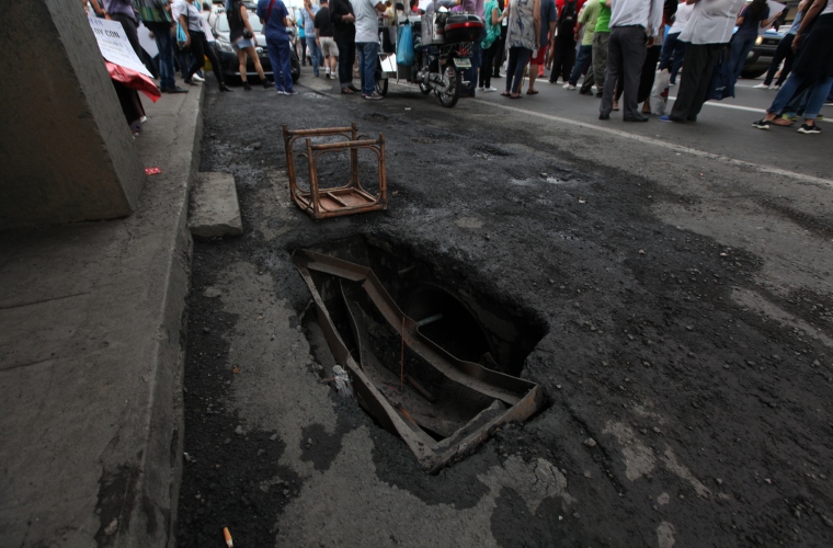 Este enorme hueco se encuentra frente a la parada de plaza Concordia, en la vía España. Los peatones solicitan que las autoridades resuelvan este problema, antes que ocurra un accidente. Foto Josué Arosemena