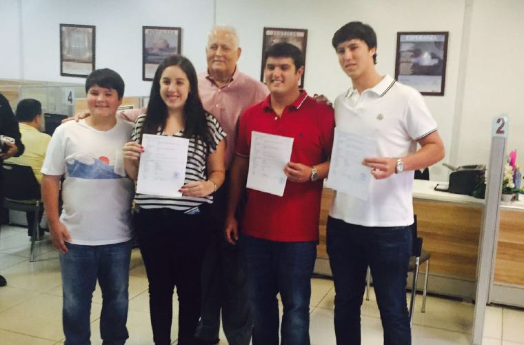 El exmandatario acompañaba a tres de sus nietos a inscribirse en el PRD. 