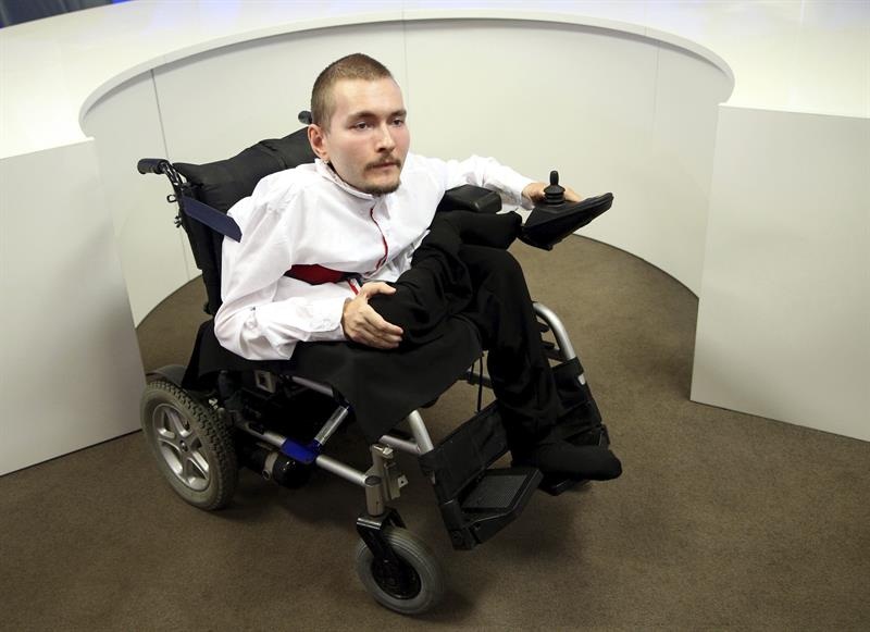 El ingeniero Valery Spiridonov, que sufre atrofia muscular espinal con un pronóstico fatal.  /  Foto: EFE