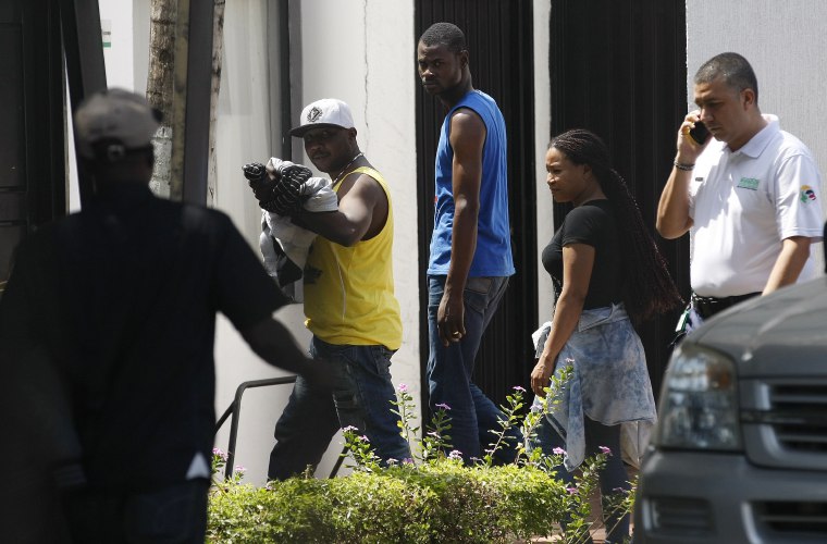 Migrantes haitianos llegando a la oficina de Migración en Cali. Foto: EFE