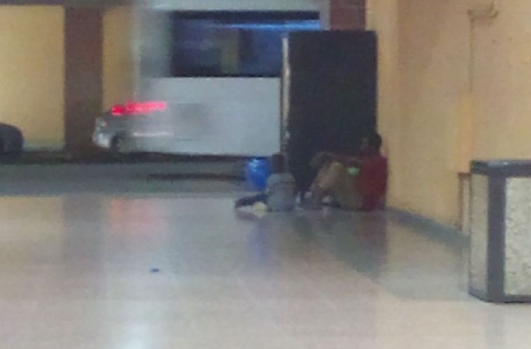 No solo en las fronteras se están acumulando migrantes cubanos, haitianos y de países de África. Están ya regándose por todos lados. Incluso se les está viendo en la terminal de transporte de Albrook. Algunos llegan incluso con sus hijos. Sin demeritar la situación precaria que estos migrantes sufren en sus países, el Gobierno no parece tomar el asunto en serio. Esto hay que pararlo.