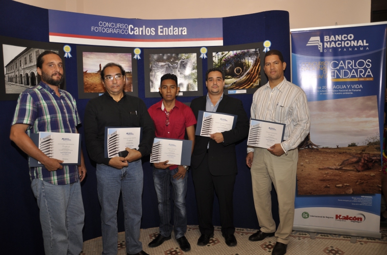 A los fotógrafos nacionales porque el Banconal abrió el Concurso de Fotografía Carlos Endara, con el tema “Cambio Climático”, que entregará $6,200.00 en premios. Retire las bases en cualquier sucursal de Banconal, escuelas de arte de las principales universidades, empresas y entidades patrocinadoras, o llame al 505-3819 / 505-3811.