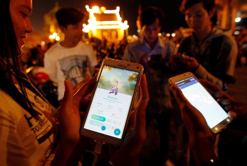 Varios camboyanos juegan a Pokémon Go cerca del Palacio Real en Phnom Penh (Camboya) hoy, 10 de agosto de 2016.  /  Foto: EFE