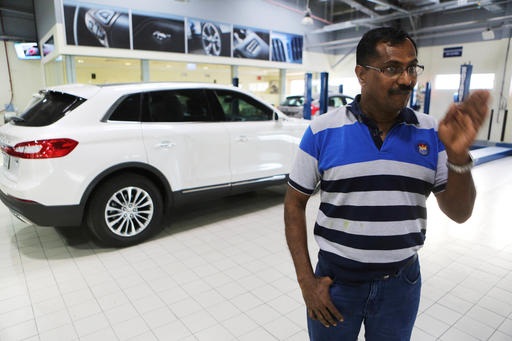 Bashir sobrevivió a la de agosto 3 Crash-aterrizaje de un avión de pasajeros de Emirates en Dubai y ganó $ 1 millones de dólares en un dibujo sorteos por Dubai Duty Free el martes siguiente. //  Foto: AP