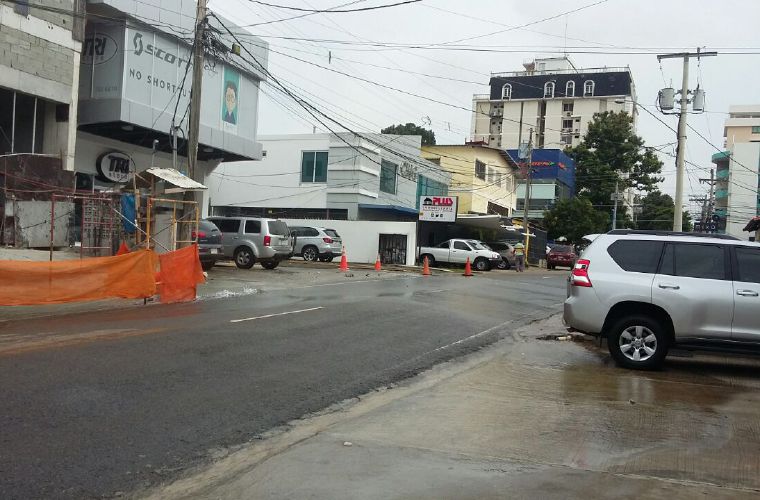 Reportan que desde hace varios días se está desperdiciando el vital líquido en calle 69 San Francisco. Foto Cortesía