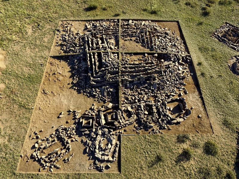 Mausoleo en forma de pirámide que un grupo de arqueólogos kazajos ha descubierto en la región de Karaganda, en el centro del país, que data de la Edad de Bronce (siglos XII-XIV a. C.).  /  Foto: EFE