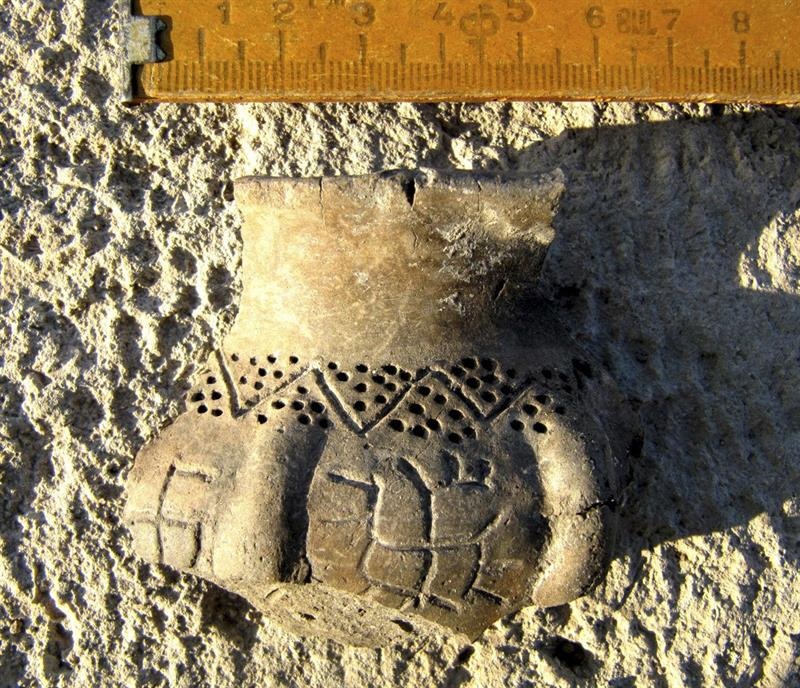 Imagen facilitada Petar Banov uno de los arqueólogos búlgaros que aseguran haber descubierto uno de los pictogramas más antiguos del mundo en un fragmento cerámico de más de 5.000 años en el que se observa un trazo que recuerda a una esvástica./ Foto: EFE
