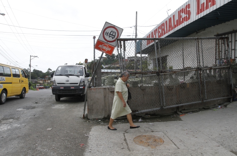 Muchos usuarios en Torrijos Carter, en San Miguelito, se quejan de que en una empresa de materiales se han tomado la servidumbre donde debería estar la parada de los metrobuses. Piden a las autoridades alcaldicias que busquen la solución ante esta situación.  Foto Edwards Santos