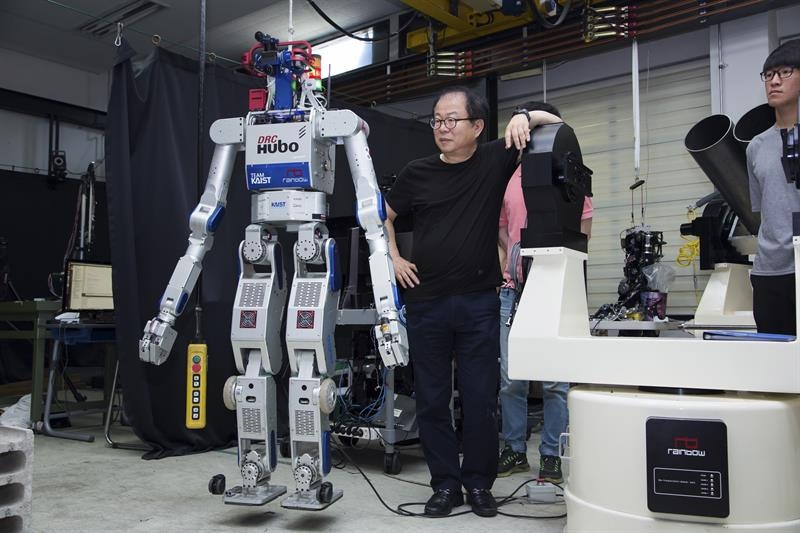 Fotografía facilitada por el Servicio de Cultura e Información de Corea (KOCIS, por sus siglas en inglés) de Hubo, un robot desarrollado por ingenieros coreanos, que según dices, salvará vidas humanas en los próximos años.  /  Foto: EFE