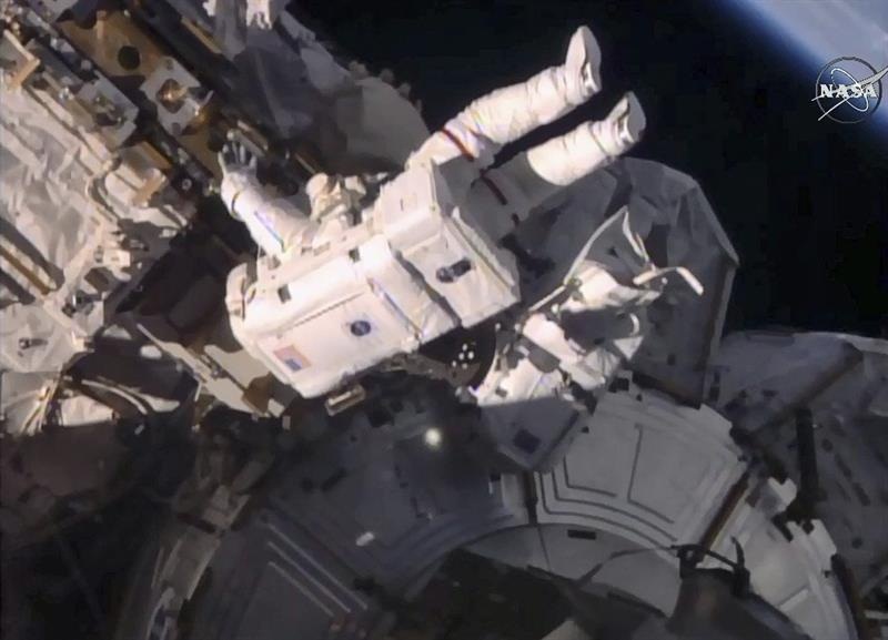 Captura de video de NASA TV , muestra a los astronautas de la NASA Kate Rubins y Jeff Williams durante su paseo espacial para instalar el primer adaptador de atraque internacional (IDA), que permitirá la futura llegada de naves. / Foto: EFE