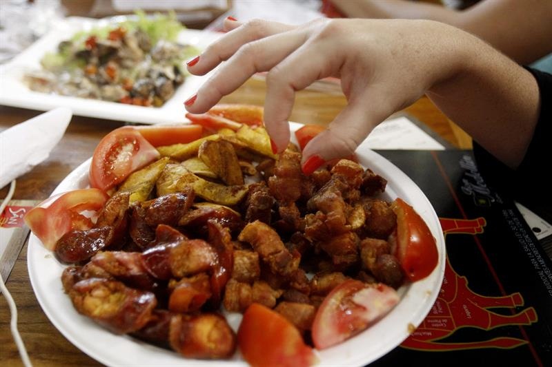 Los expertos encontraron que los ratones sujetos a una dieta retenían un 50% más de células nerviosas que aquellos que podían ingerir tanto como quisieran.  /  Foto: EFE