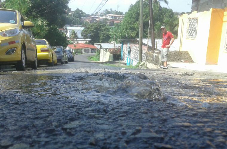 Denuncian que desde hace más de dos meses en el sector 3 de Samaria en San Miguelito tienen problemas con una tubería rota y las autoridades se hacen los ciegos para repararla. Foto Cortesía