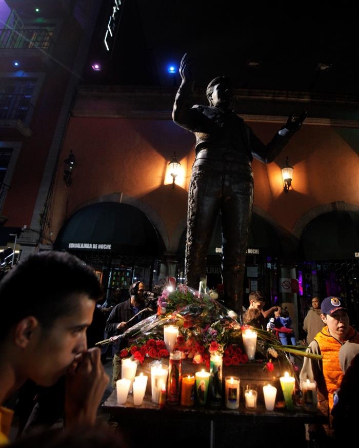 Cientos de personas lloran y cantan las canciones de Juan Gabriel al pie de su escultura hoy, domingo 28 de agosto de 2016, en la Plaza Garibaldi en Ciudad de México (México).  /  Foto: EFE